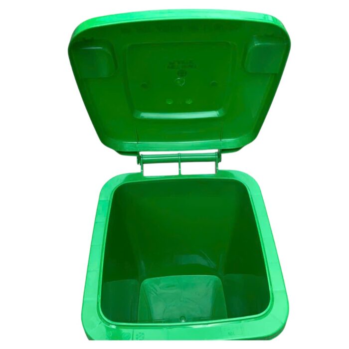 Thùng rác công cộng 30L màu xanh lá, chất liệu nhựa HDPE có bánh xe và nắp đậy kín phù hợp sử dụng ngoài trời